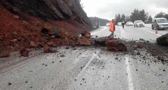 Denizli-Antalya yolunda heyelan