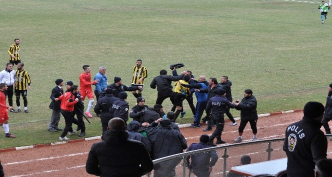 Yozgat’ta amatör küme maçında saha karıştı