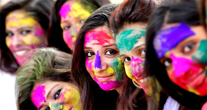 Hindistan’da Holi Festivali renkli görüntülere sahne oldu