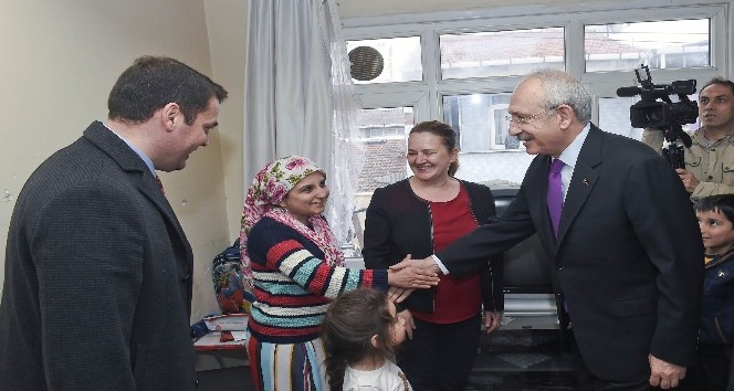CHP Lideri Kılıçdaroğlu, kendisine mektup yazan küçük çocuğu ziyaret etti