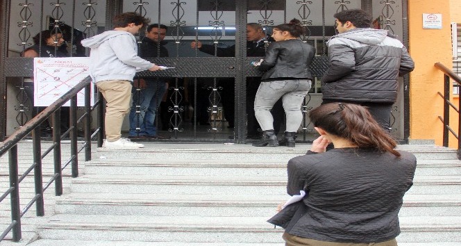 YGS’ye geç kalan genç kız gözyaşlarına boğuldu