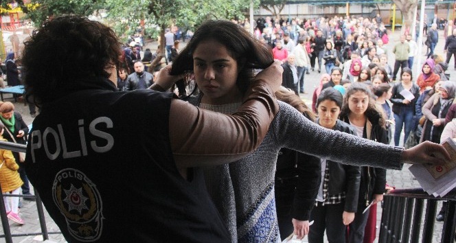 Genç kızların YGS kuyruğu