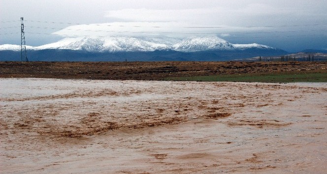 Karaman’da sağanak yağış dereleri taşırdı