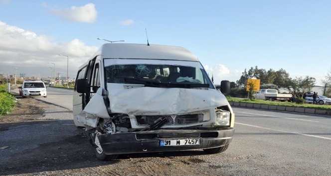 Hatay’da iki yolcu minibüsü çarpıştı: 6 yaralı