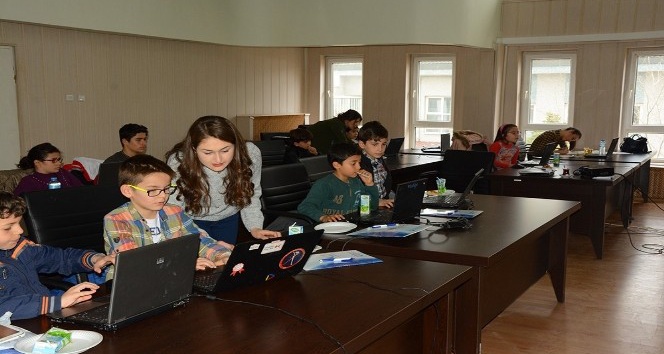 Dinar’da 90 öğrenciye yazılım kursu verildi
