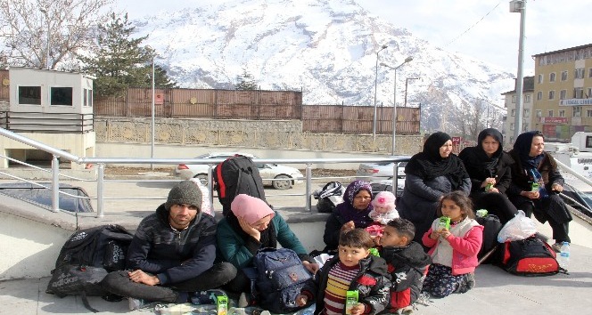 İran üzerinden 50 Afganistanlı Hakkari’ye geldi