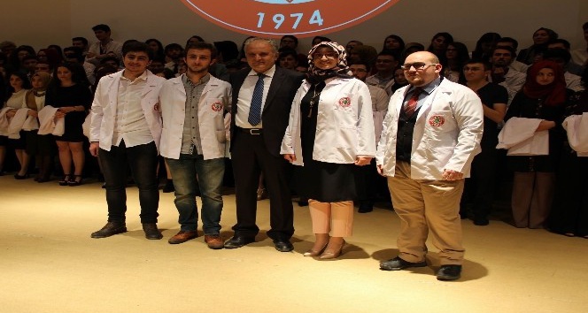 CÜ Tıp Fakültesi öğrencileri beyaz önlük giydi