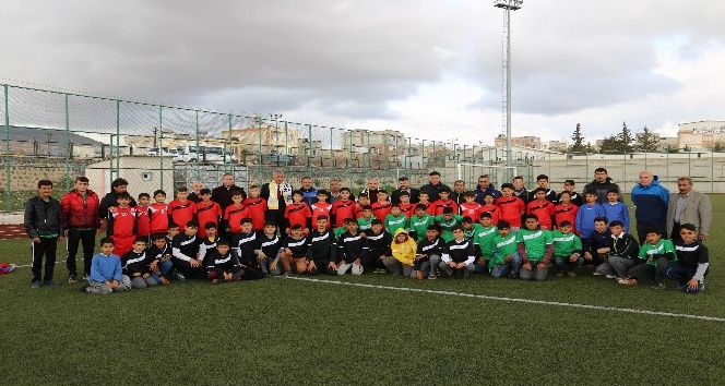Kilis Belediyesinden U-14 Gençler Ligine spor malzemesi