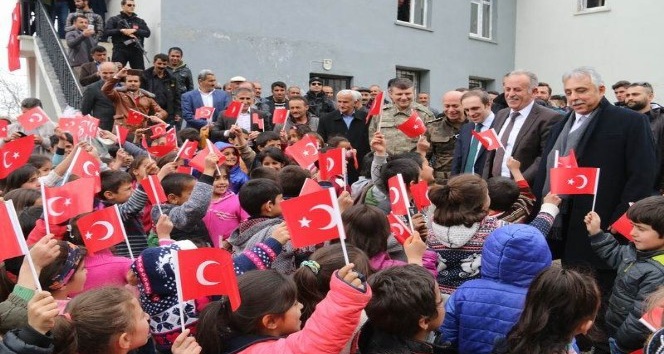 Vali Toprak’a Türk bayraklı karşılama