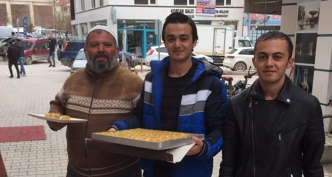 Devlet korumasından işe girdi ilk maaşı ile esnafa tatlı ikram etti
