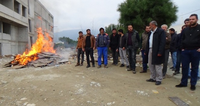 Parasını alamadığını iddia eden işçiler ateş yakarak eylem yaptı