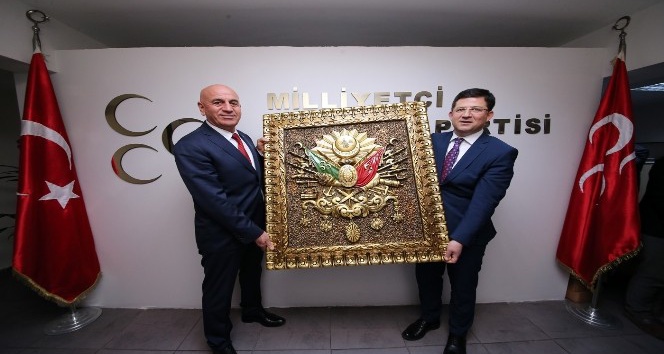 Başkan Subaşıoğlu’nden MHP il yönetimine Osmanlı arması hediyesi