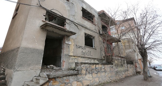 Sivas’ta tehlike saçan metruk binalar yıkılıyor