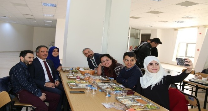 Rektör Prof. Dr. Mazhar Bağlı, öğrencilerle yemekte bir araya geldi