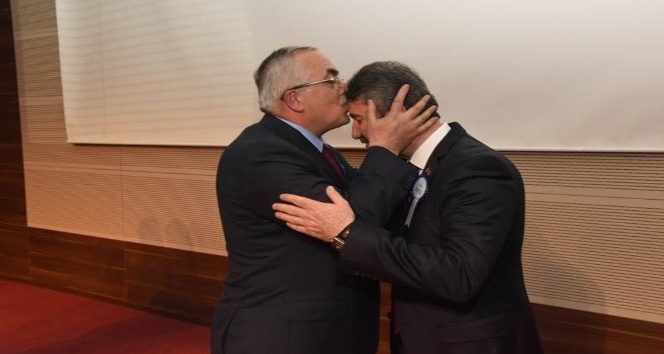 Vali, müdürü alnından öptü