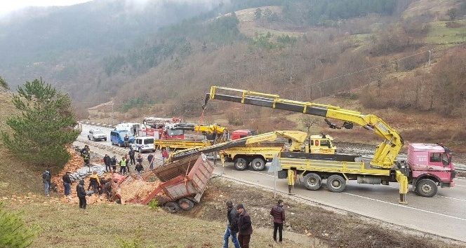 Sinop’ta tuğla yüklü kamyon devrildi: 1 ölü