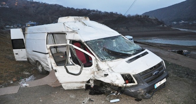 Tunceli’de minibüs trafoya çarptı: 2 yaralı