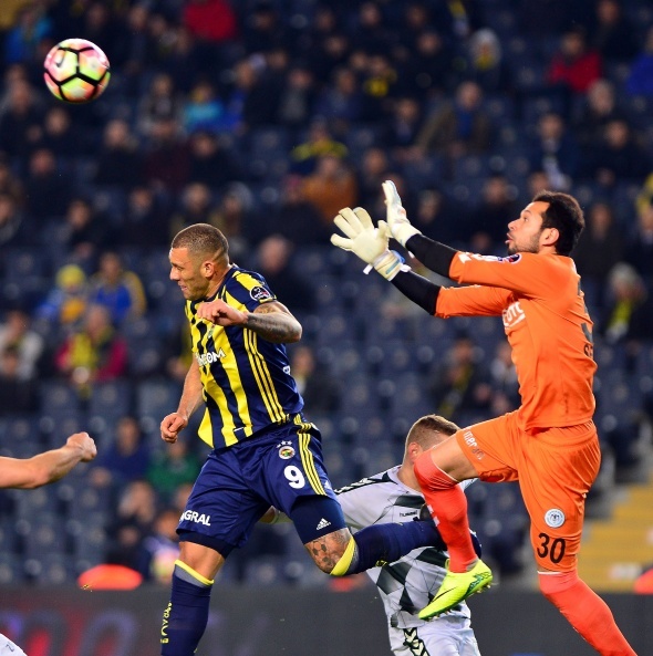 Atiker Konyaspor maçının 33. dakikasında yaşadığı sakatlık sonrasında oyuna devam edemeyen Fernandao`nun sol dirseği ile omzu arasında bulunan kemikte parçalı kırık meydana geldi. Brezilyalı oyuncu yarın ameliyata olacak. 