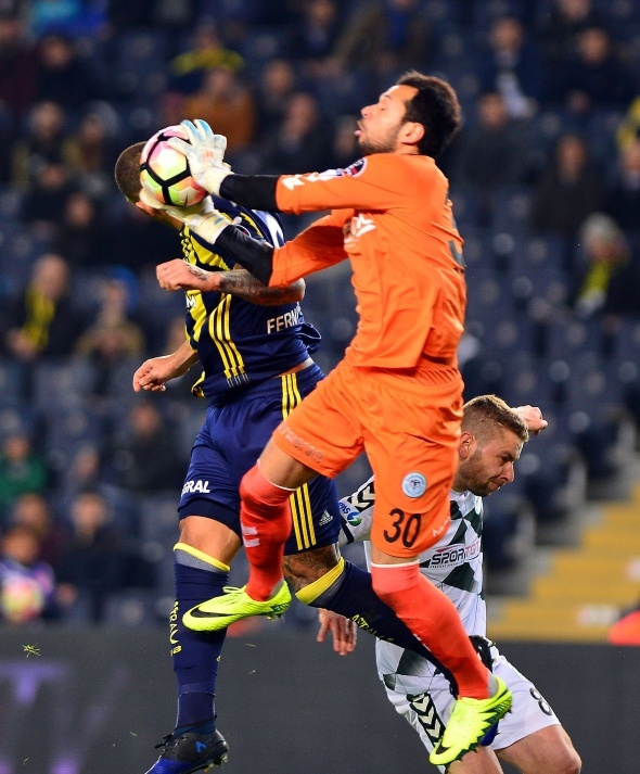 Atiker Konyaspor kalecisi Serkan Kırıntılı ile girdiği pozisyonda sakatlanarak yerde kalan ve oyuna devam edemeyen Fernandao`dan kötü haber geldi. 