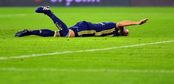 Sol kolunu tutarak acı içinde yerde kalan Fernandao`nun, dirseği ile omzu arasında bulunan kemikte parçalı kırık olduğu belirtildi.