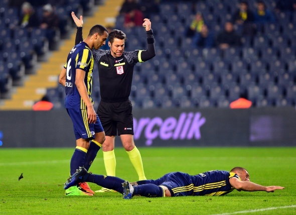  36. dakikada oyundan çıkarak yerini Van Persie`ye bırakan Fernandao, doğrudan hastaneye götürüldü.
