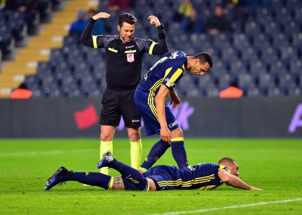 Burada yapılan tetkikler sonucunda sol kolunda parçalı kırık olduğu öğrenilen Brezilyalı futbolcu müşahede altına alındı. 

