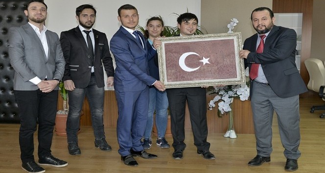 Öğrenciler, bir damla kanla oluşan Türk Bayrağı portresini Rektör Akgül’e hediye etti