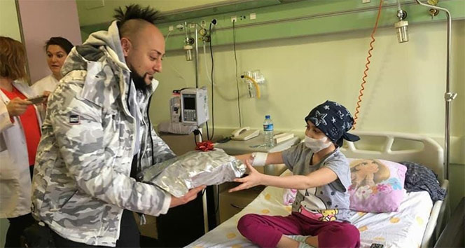 Hayko Cepkin’den minik hastalara ziyaret