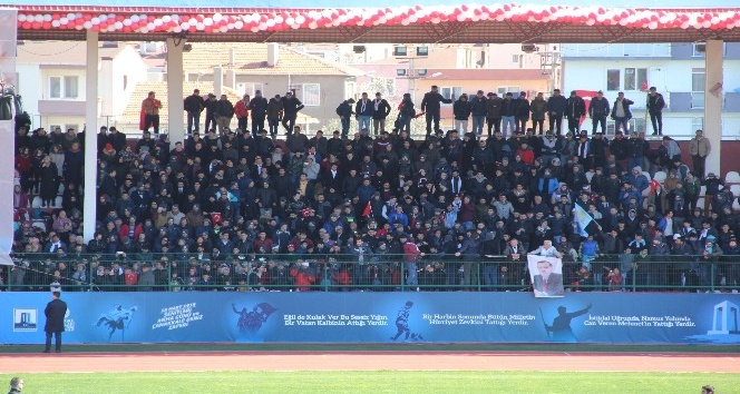 18 Mart törenlerinde Çanakkale Belediye Başkanı Ülgür Gökhan’a  protesto