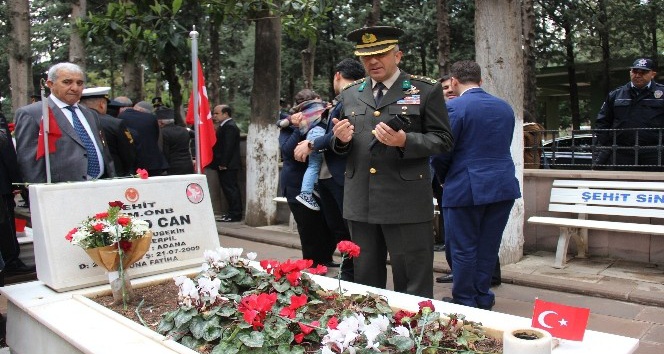 Komutanı, şehit askerin mezarını ziyaret etti