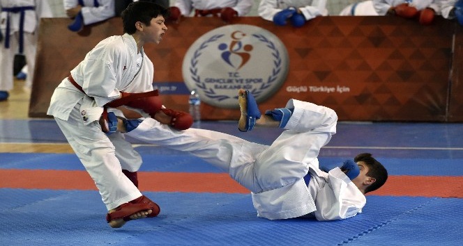 Okullararası Gençler Karate müsabakaları Gümüşhane’de başladı