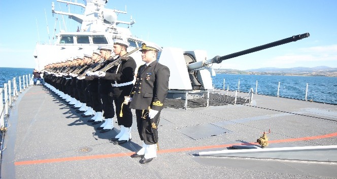 Deniz Kuvvetlerine ait gemiler Çanakkale Boğazında resmi geçit töreni yaptı