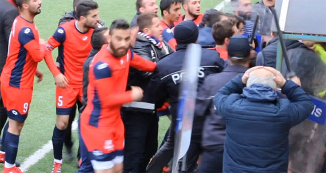 Divriği Demirçelikspor ile Şarkışla Belediyespor maçında kavga çıktı