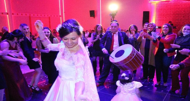 Ukraynalı gelin Türk gelenekleri ile evlendi