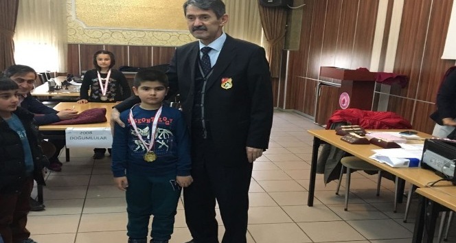 Satranç turnuvasında Ali Fuat Darende İlkokulu birinci oldu