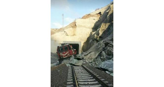Elazığ’da heyelan nedeniyle tren raydan çıktı