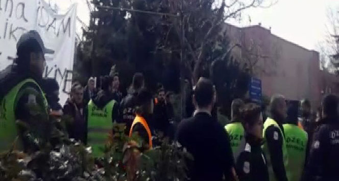 Ankara Üniversitesinde “Öcalan&#039;a idam” pankartı asan öğrencilere saldırı