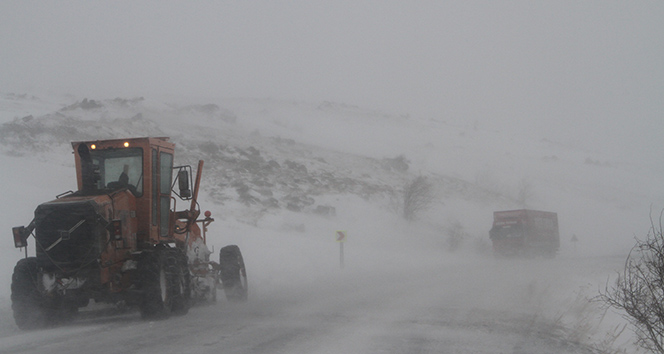 Ardahan&#039;da kar yağışı Sahara Geçidi’nde ulaşımı aksattı
