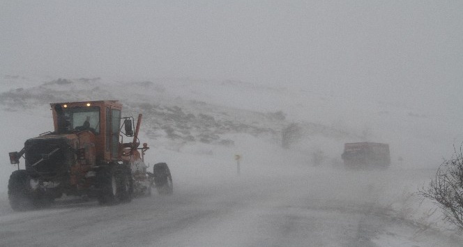 Kar yağışı Sahara Geçidi’nde ulaşımı aksattı