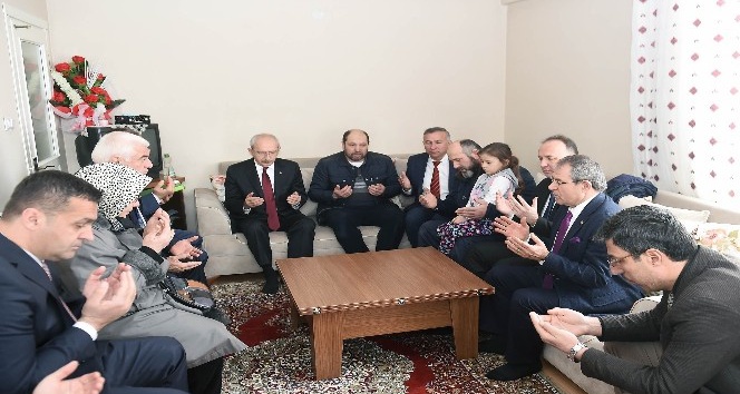 Kılıçdaroğlu şehit ailesini ziyaret etti