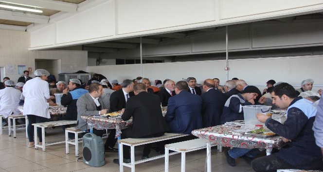 Başkan Özkeçeci ve Milletvekili Erdoğan fabrika işçileriyle buluştu
