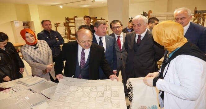 Başkan Gümrükçüoğlu’ndan yöresel el sanatları kurs merkezine ziyaret