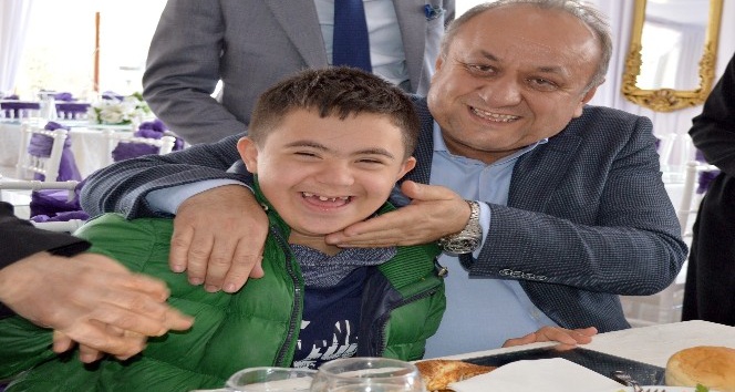 AK Parti, ‘Engelsiz Türkiye İçin Evet Yemeği’ düzenledi