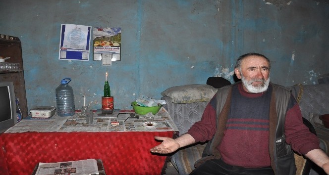 Kars’ta kalp hastası yaşlı adam mum ışığında yaşam mücadelesi veriyor