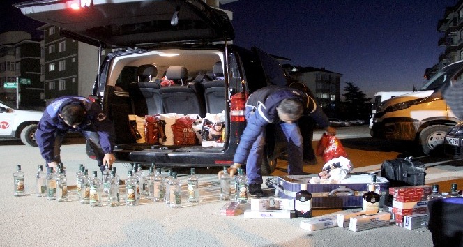 Lüks minibüsün içinden yüzlerce kaçak alkol çıktı ve sigara çıktı