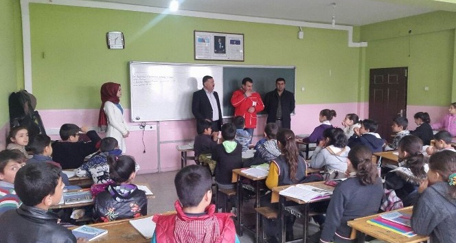 Ergani’de bin 500 öğrenciye giyim ve kırtasiye yardımı