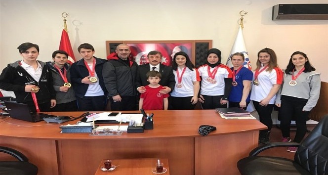 Yalovalı bilek güreşçileri Antalya’dan 26 madalya ile döndü