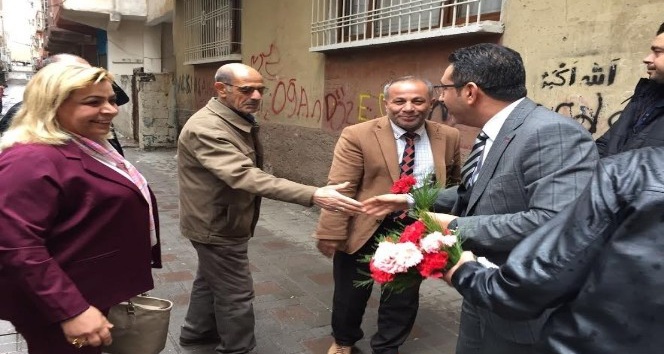 AK Parti Bağlar İlçe Başkanı Gezer çiçeklerle karşılandı