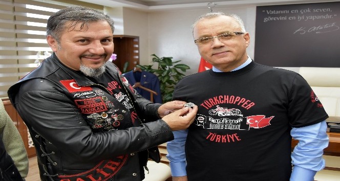 Belediye başkanına Türk Chopper tişörtü giydirdiler