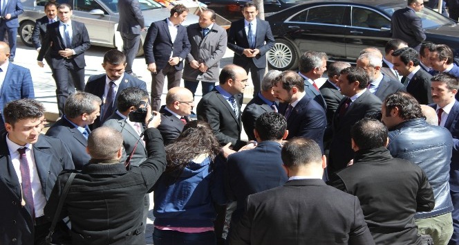 Bakan Albayrak, gençlerden Cumhurbaşkanı için dua istedi